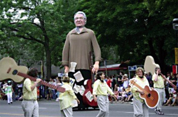 <<Geant>> de Felix Leclerc lors de la parade de la Saint-Jean-Baptiste, Montreal, juin 2010