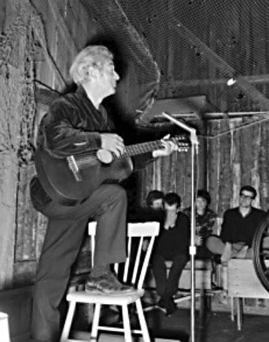 Adulé en France, Félix Leclerc ne délaisse pourtant pas son public québécois. Ici, en prestation à Saint-Raymond, près de Québec (août 1965)
